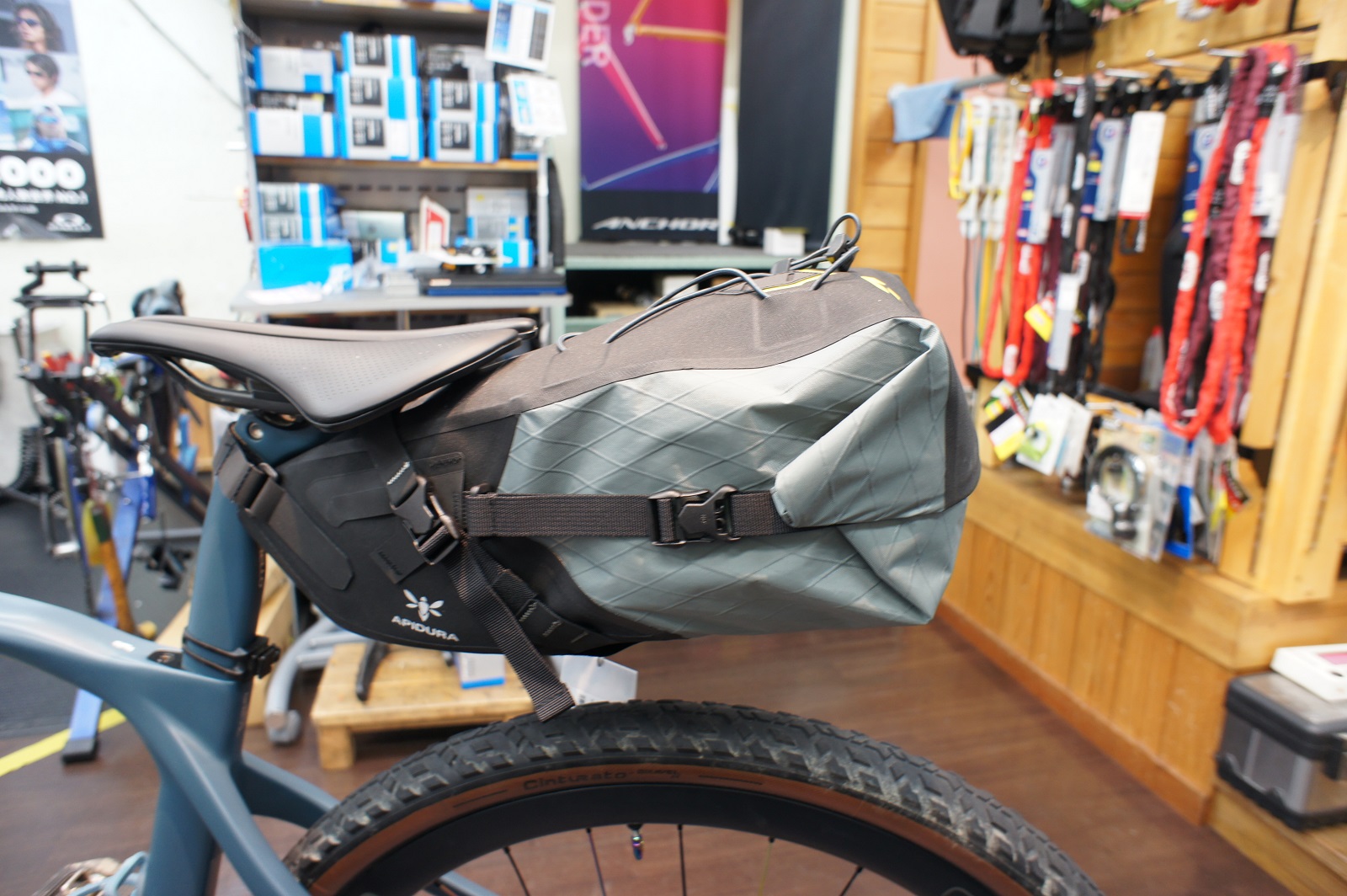 APIDURA バックカントリーシリーズサドルバッグ 6L | BICYCLE PRO SHOP