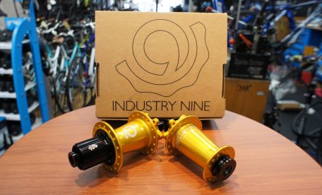 IndustryNine MOUNTAIN Hydra Classic Gold Boost 6bolt HUB