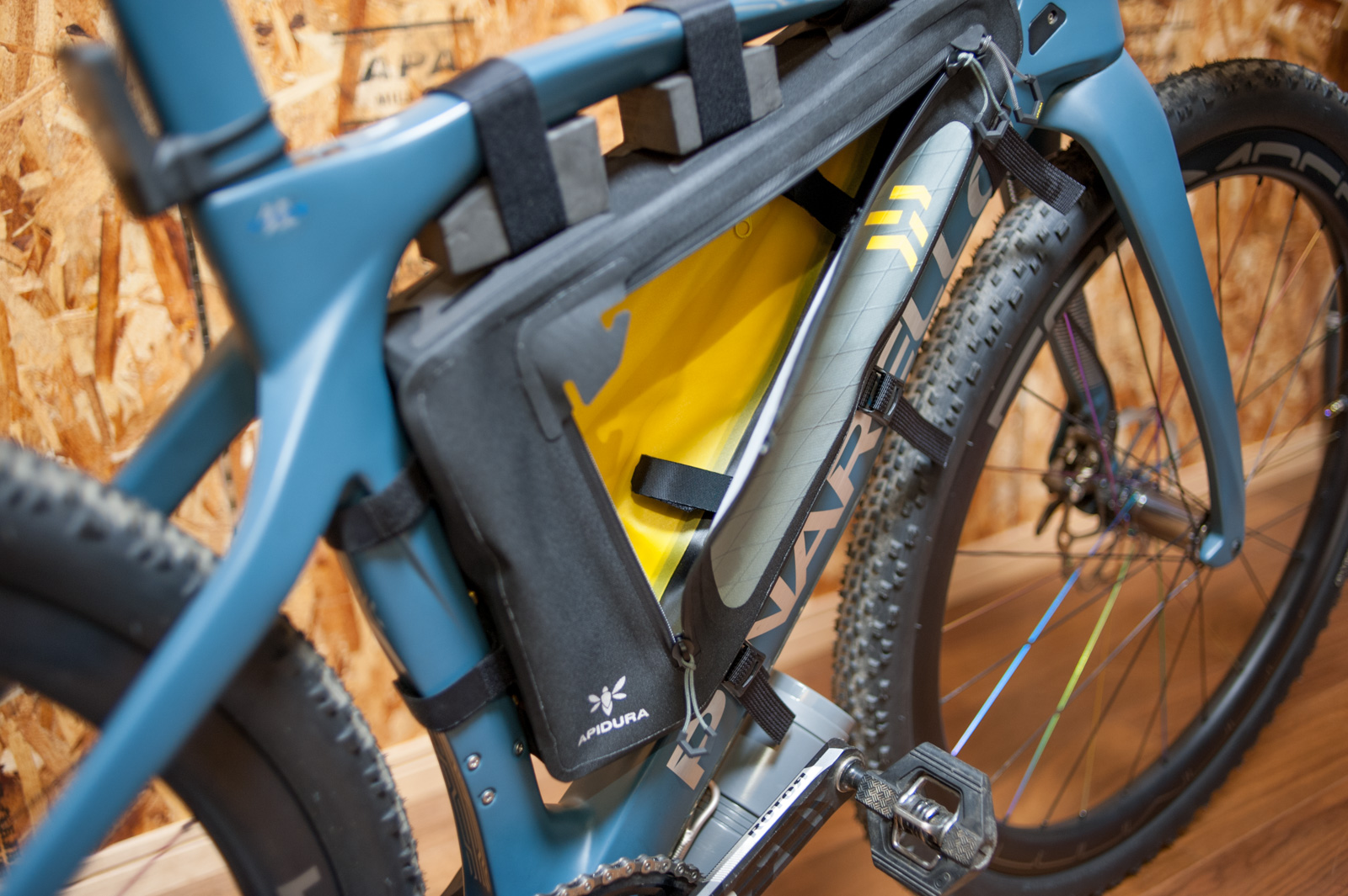 APIDURA バックカントリーシリーズフレームバッグ 4.0L | BICYCLE PRO